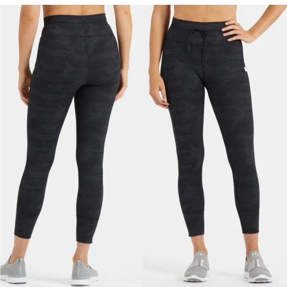 Vuori Daily Legging - Black Camo women’s S